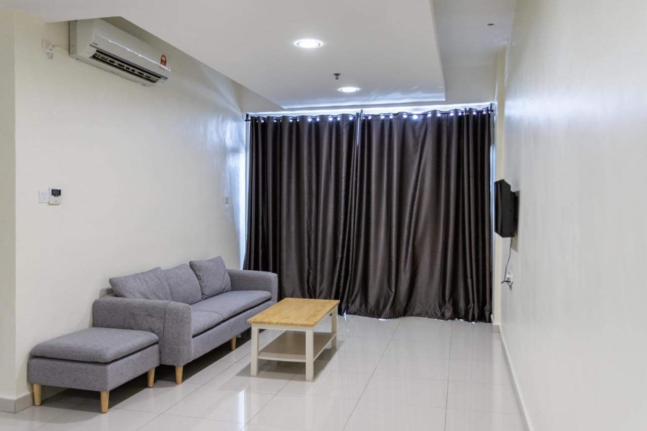 Emart Hotel  Miri Buitenkant foto