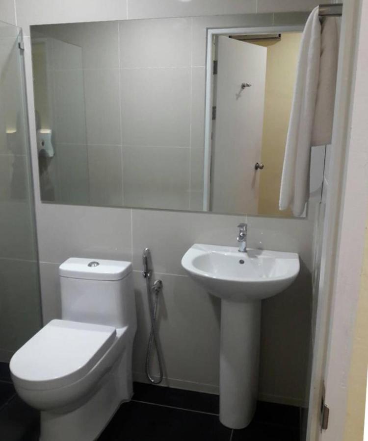 Emart Hotel  Miri Buitenkant foto