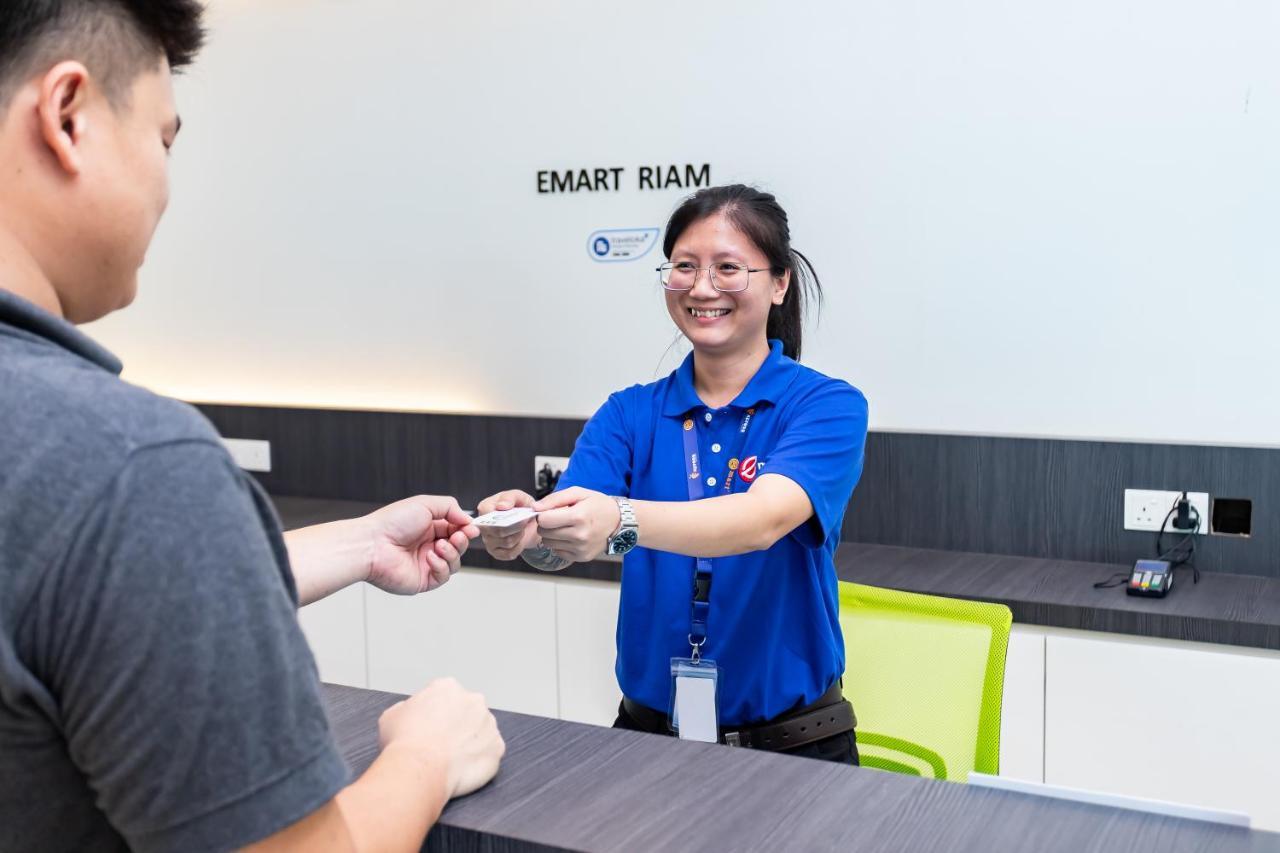 Emart Hotel  Miri Buitenkant foto
