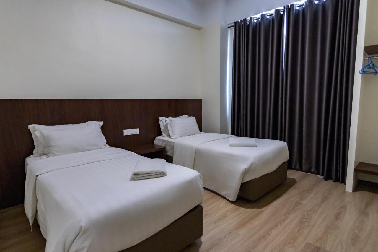 Emart Hotel  Miri Buitenkant foto