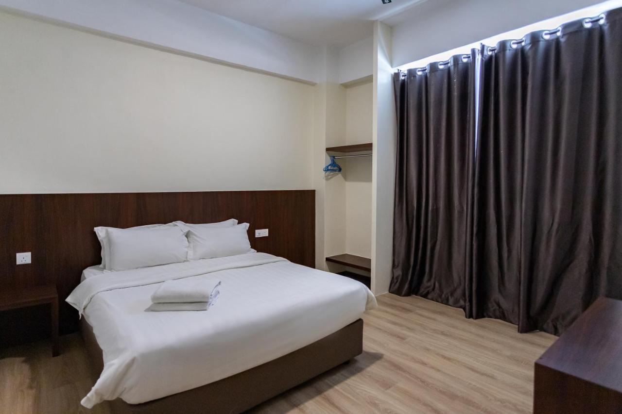 Emart Hotel  Miri Buitenkant foto