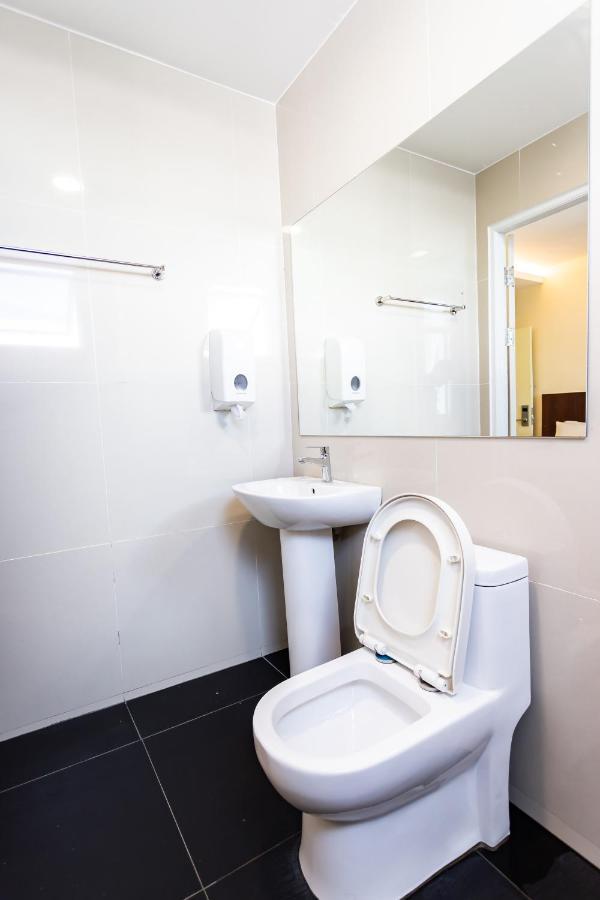 Emart Hotel  Miri Buitenkant foto